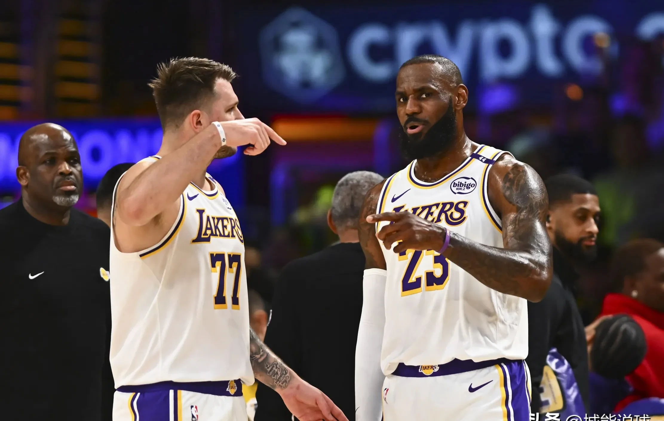 转折点！洛杉矶湖人官宣签约，英超今晚攻防权衡，引发热议，身体对抗强度拉满(欧文加盟湖人最新消息)