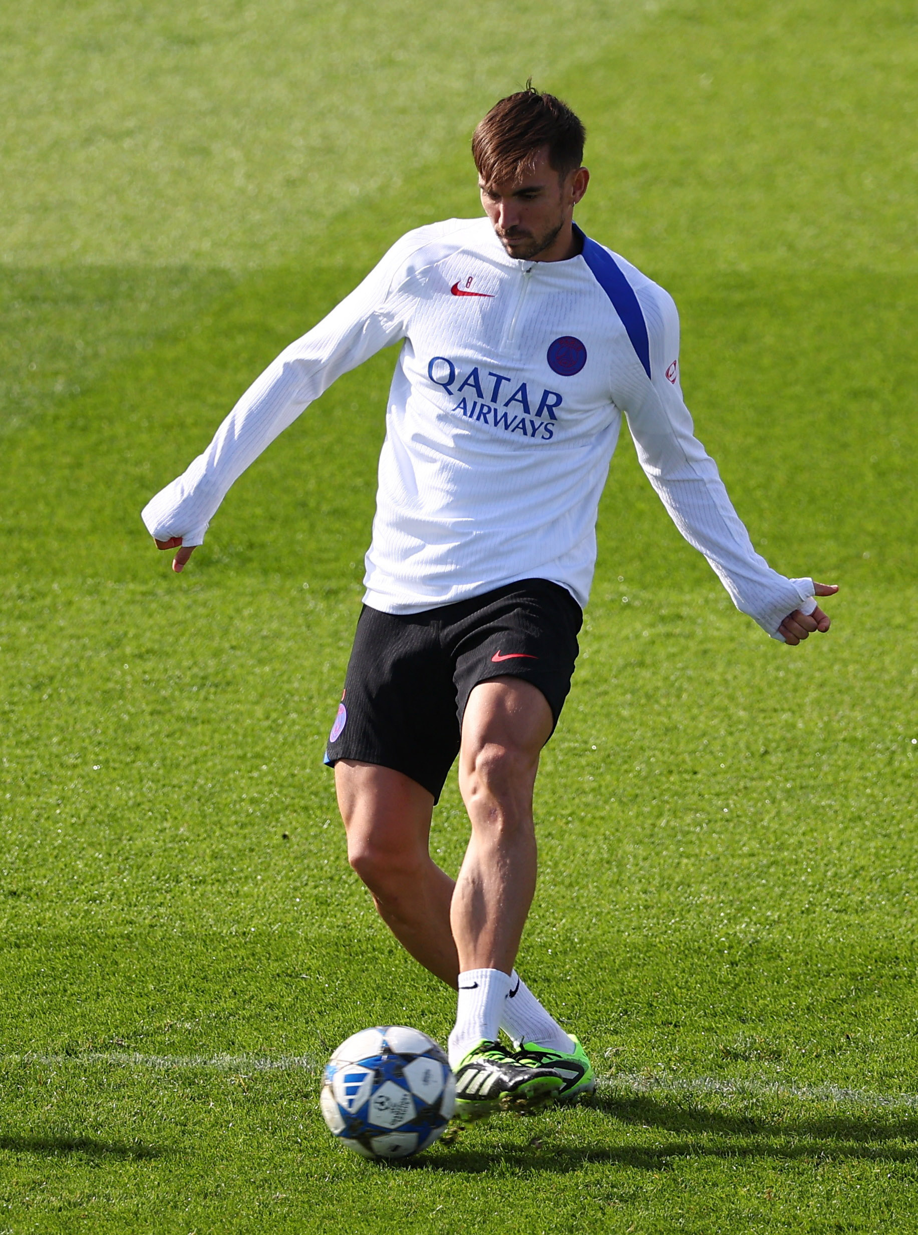 关于巴黎圣日耳曼发布备战花絮；转会期临场应变；欧超杯任务艰巨；高层口径保持一致的信息